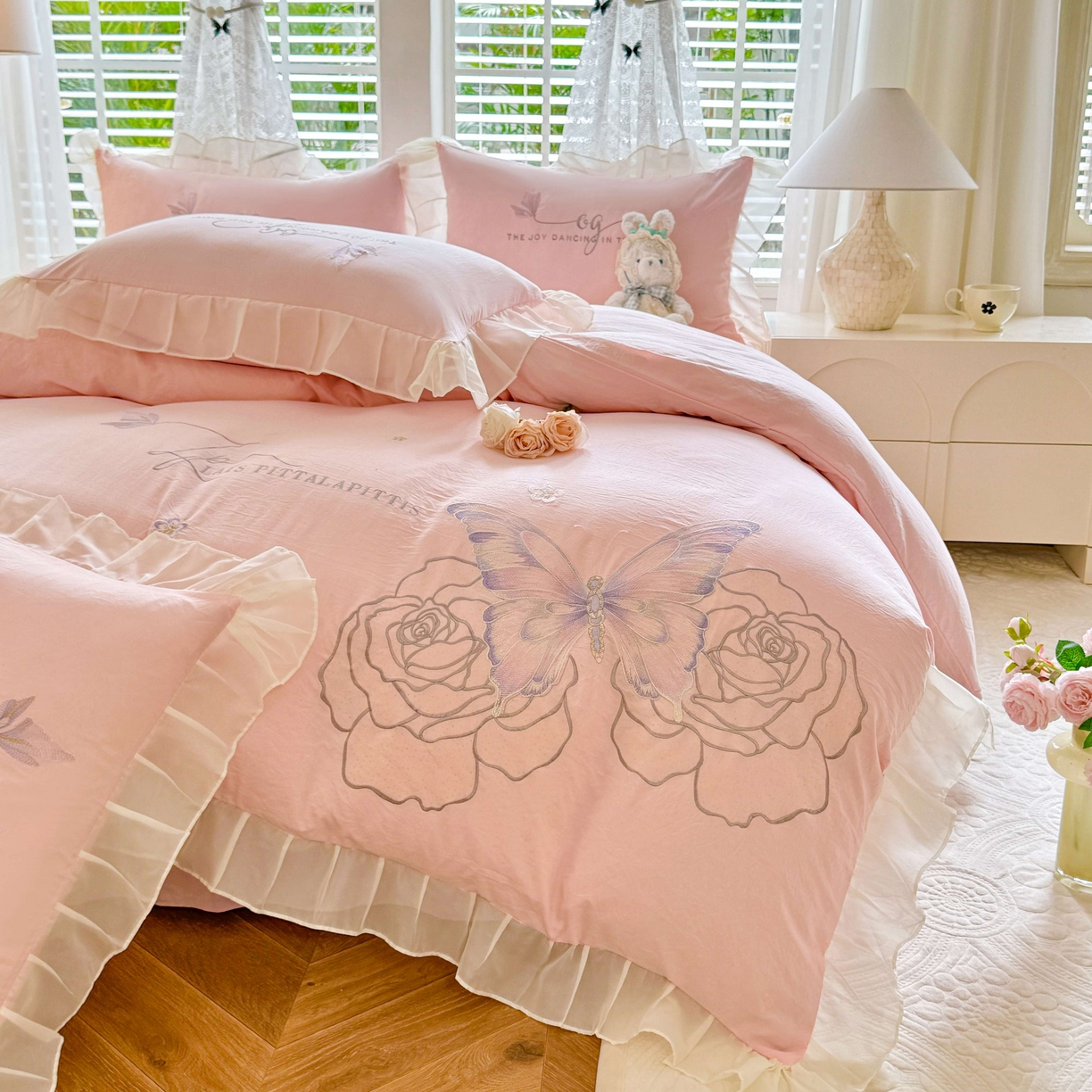 91家纺网 家纺一手货源 找家纺 大麦乐田 2025新款法式少女心水洗公主风贴布绣蕾丝花边四件套 花蝶之恋-粉