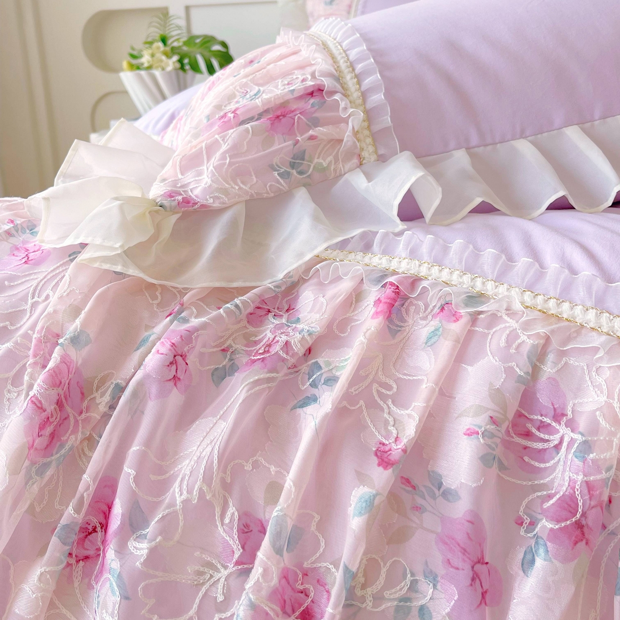 91家纺网 家纺一手货源 找家纺 大麦乐田 2025新款法式少女心水洗糯小棉公主风蕾丝花边四件套 米兰春天-嫩紫