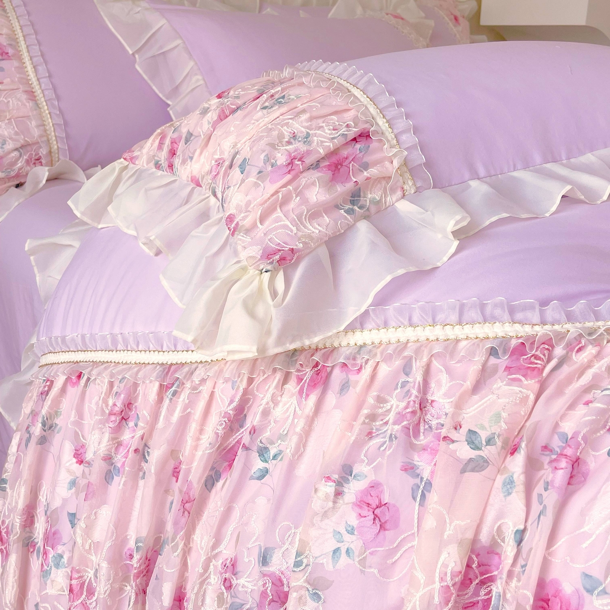 91家纺网 家纺一手货源 找家纺 大麦乐田 2025新款法式少女心水洗糯小棉公主风蕾丝花边四件套 米兰春天-嫩紫