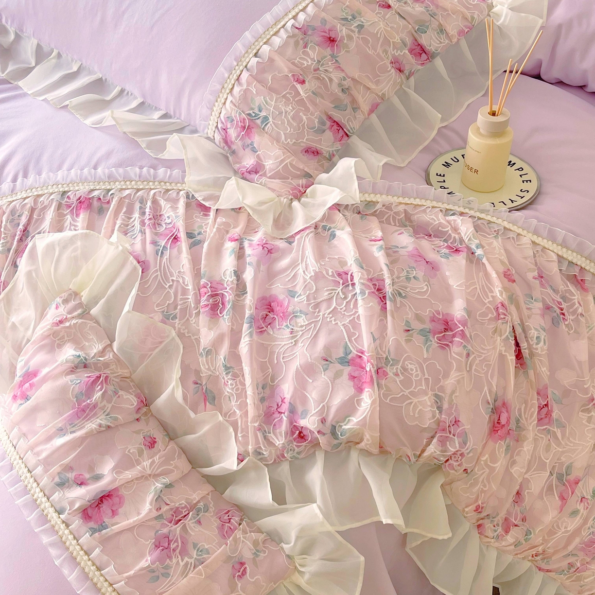 91家纺网 家纺一手货源 找家纺 大麦乐田 2025新款法式少女心水洗糯小棉公主风蕾丝花边四件套 米兰春天-嫩紫