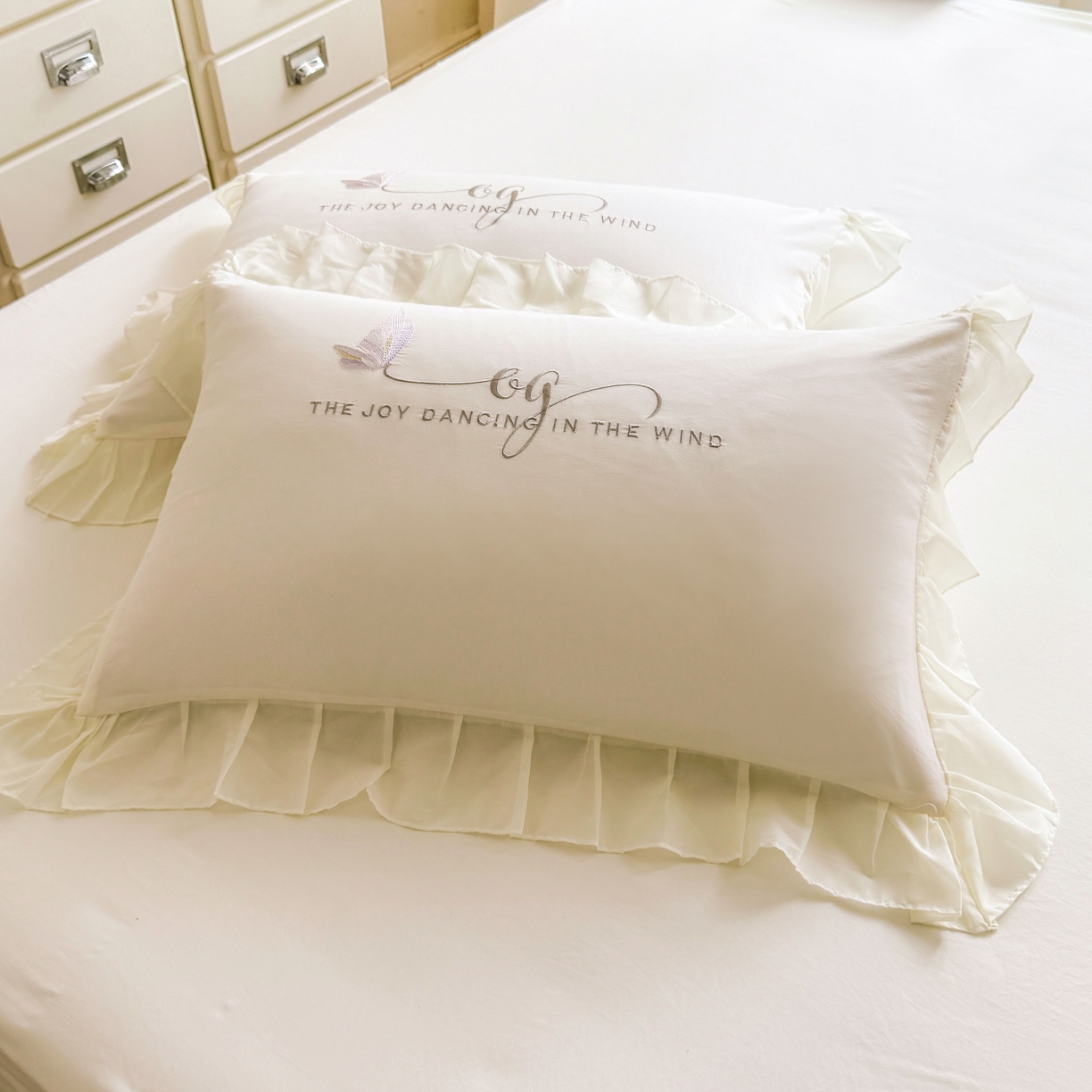 91家纺网 家纺一手货源 找家纺 大麦乐田 2025新款法式少女心水洗公主风贴布绣蕾丝花边四件套 花蝶之恋-奶白