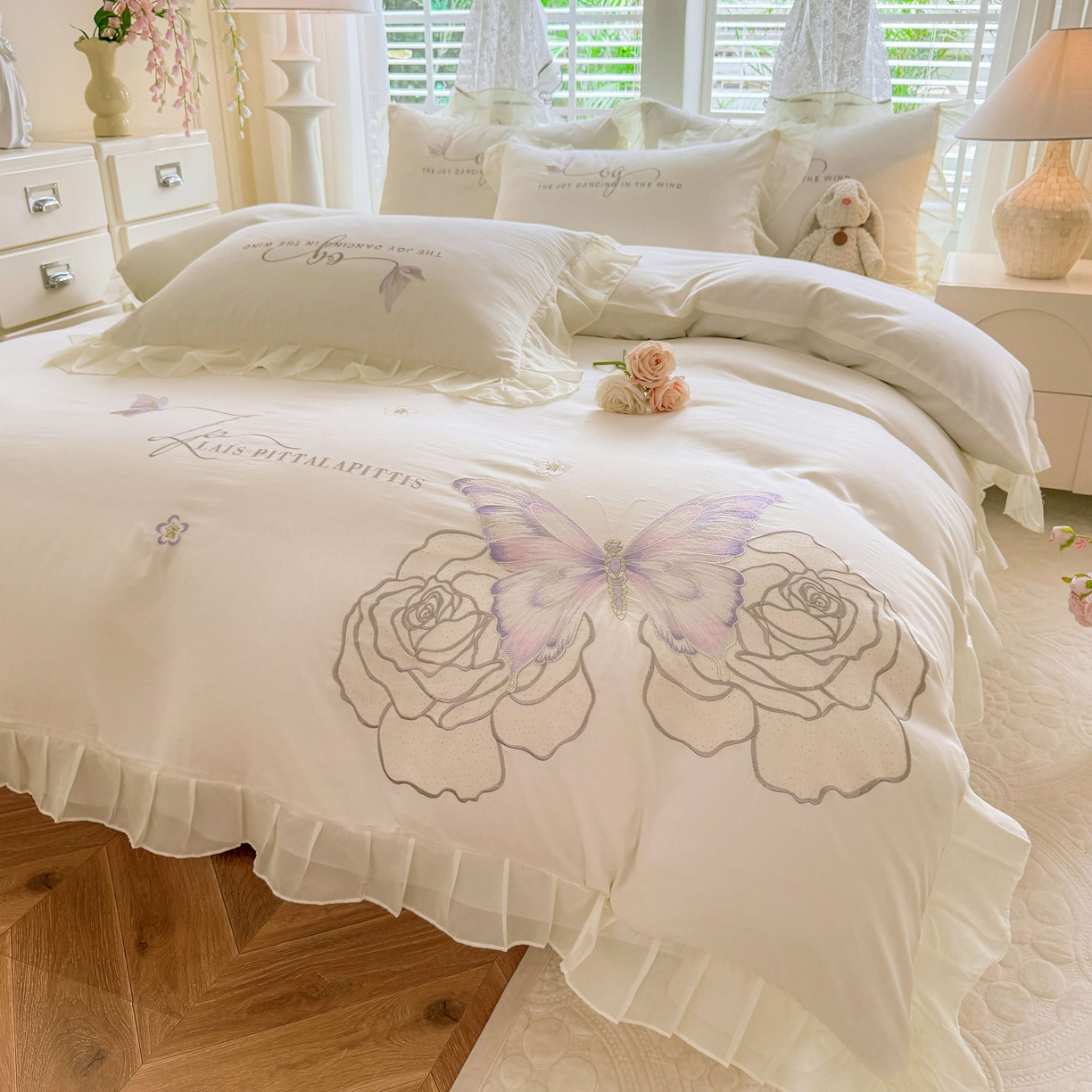 91家纺网 家纺一手货源 找家纺 大麦乐田 2025新款法式少女心水洗公主风贴布绣蕾丝花边四件套 花蝶之恋-奶白