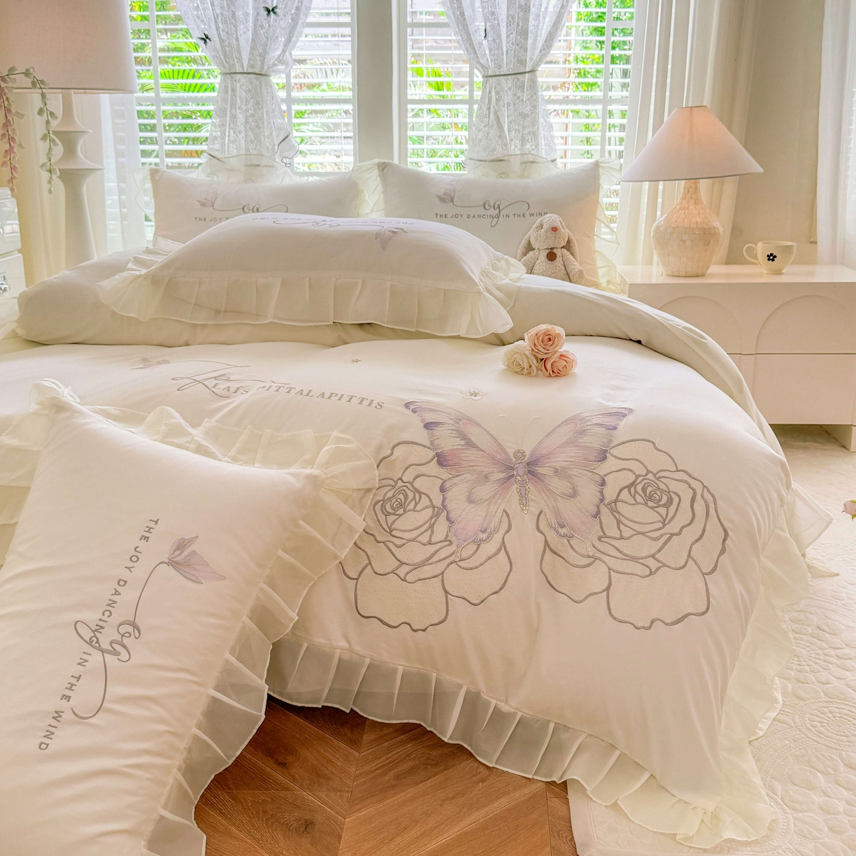 91家纺网 家纺一手货源 找家纺 大麦乐田 2025新款法式少女心水洗公主风贴布绣蕾丝花边四件套 花蝶之恋-奶白