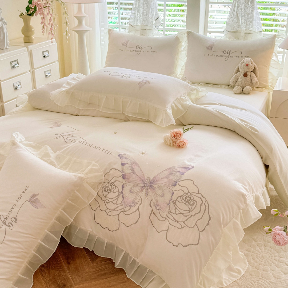 91家纺网 家纺一手货源 找家纺 大麦乐田 2025新款法式少女心水洗公主风贴布绣蕾丝花边四件套 花蝶之恋-奶白