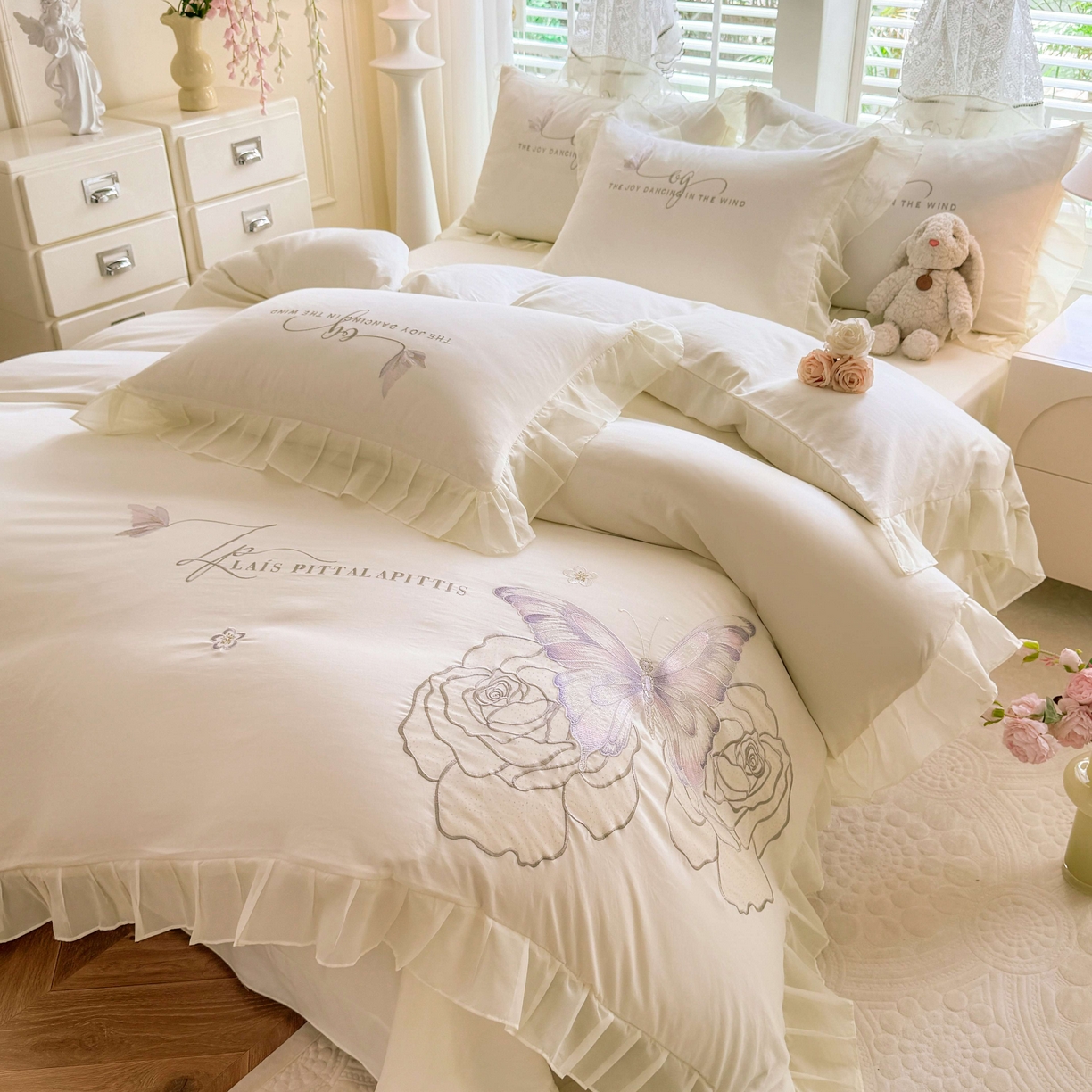 91家纺网 家纺一手货源 找家纺 大麦乐田 2025新款法式少女心水洗公主风贴布绣蕾丝花边四件套 花蝶之恋-奶白