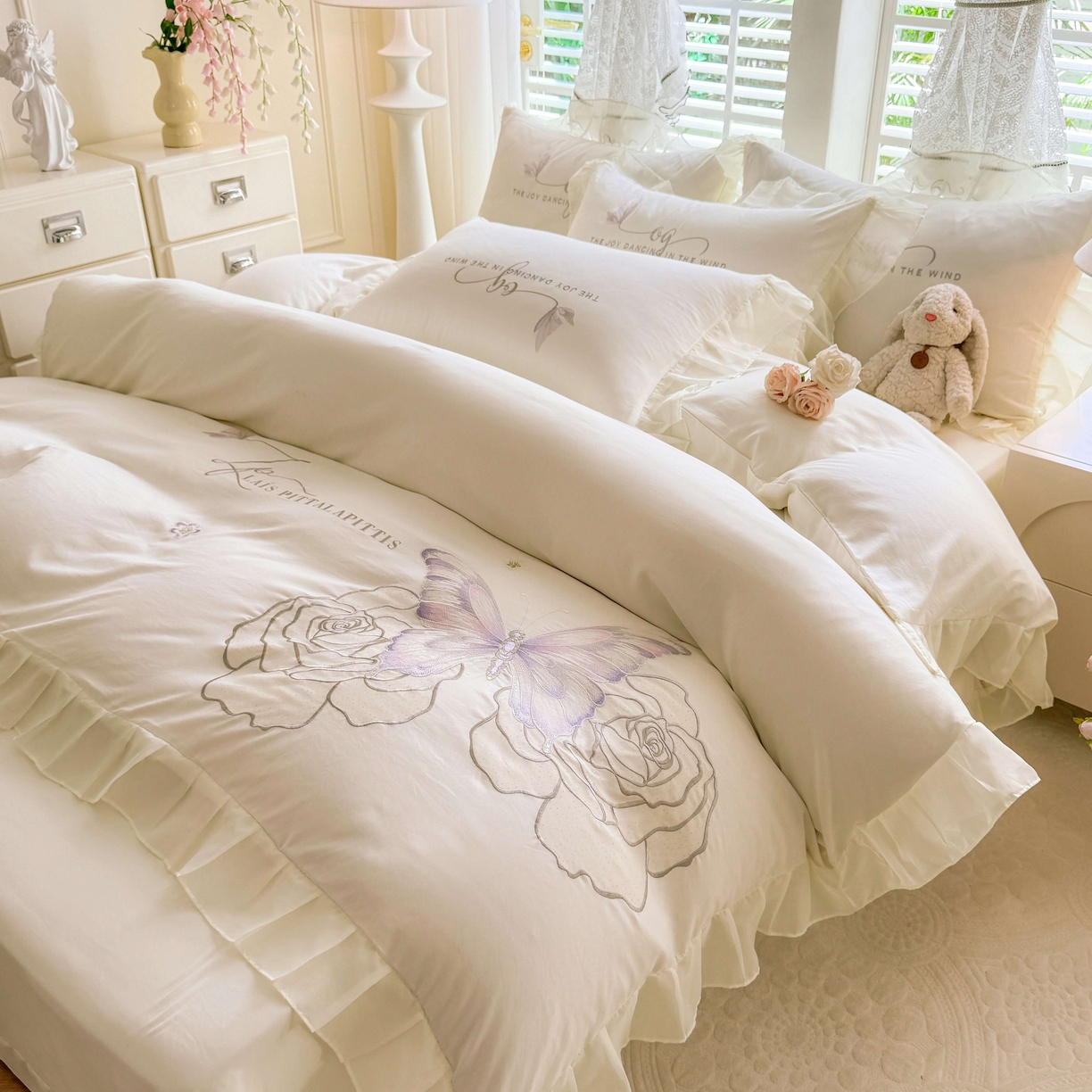 91家纺网 家纺一手货源 找家纺 大麦乐田 2025新款法式少女心水洗公主风贴布绣蕾丝花边四件套 花蝶之恋-奶白