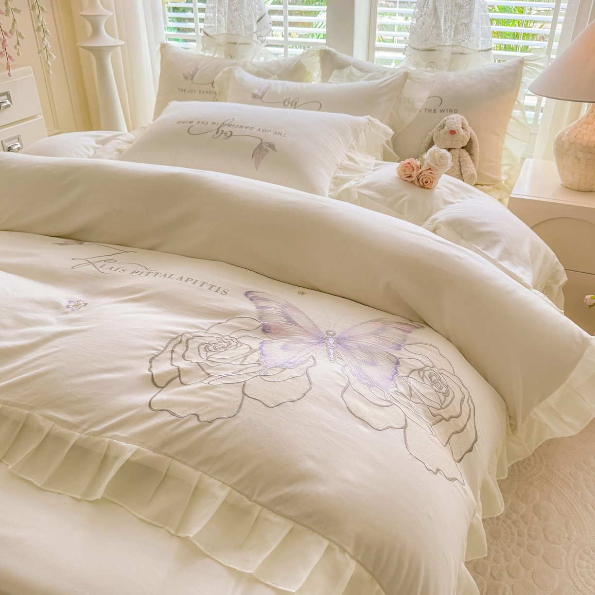 91家纺网 家纺一手货源 找家纺 大麦乐田 2025新款法式少女心水洗公主风贴布绣蕾丝花边四件套 花蝶之恋-奶白