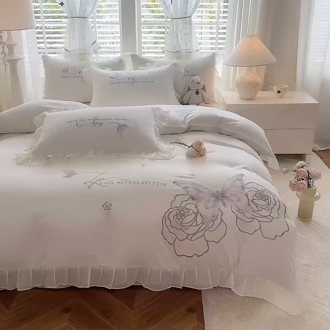 91家纺网 家纺一手货源 找家纺 大麦乐田 2025新款法式少女心水洗公主风贴布绣蕾丝花边四件套 花蝶之恋-奶白