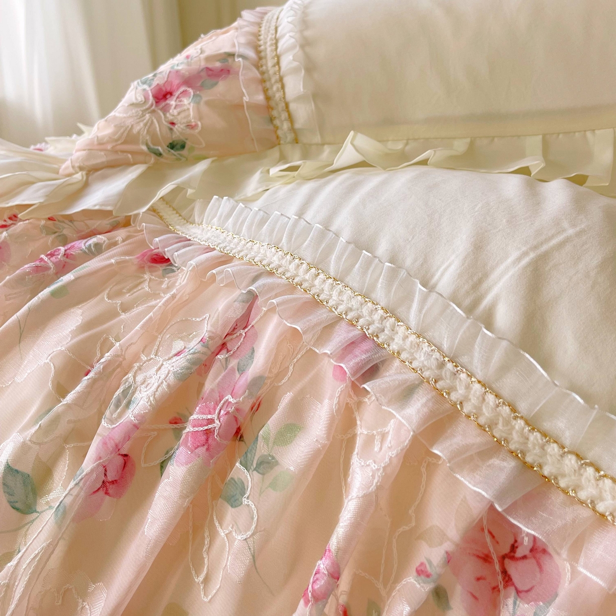 91家纺网 家纺一手货源 找家纺 大麦乐田 2025新款法式少女心水洗糯小棉公主风蕾丝花边四件套 米兰春天-嫩米