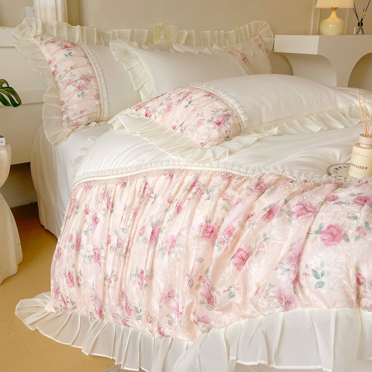 91家纺网 家纺一手货源 找家纺 大麦乐田 2025新款法式少女心水洗糯小棉公主风蕾丝花边四件套 米兰春天-嫩米