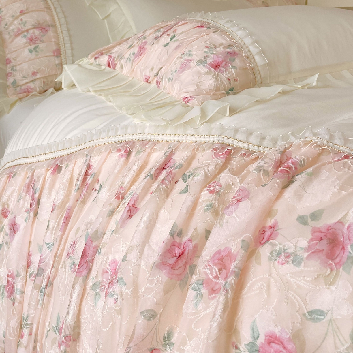 91家纺网 家纺一手货源 找家纺 大麦乐田 2025新款法式少女心水洗糯小棉公主风蕾丝花边四件套 米兰春天-嫩米