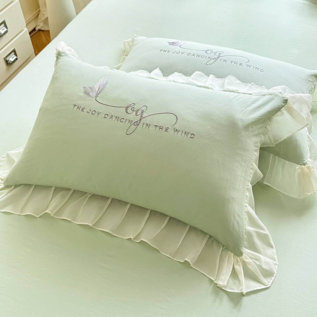 91家纺网 家纺一手货源 找家纺 大麦乐田 2025新款法式少女心水洗公主风贴布绣蕾丝花边四件套 花蝶之恋-嫩绿