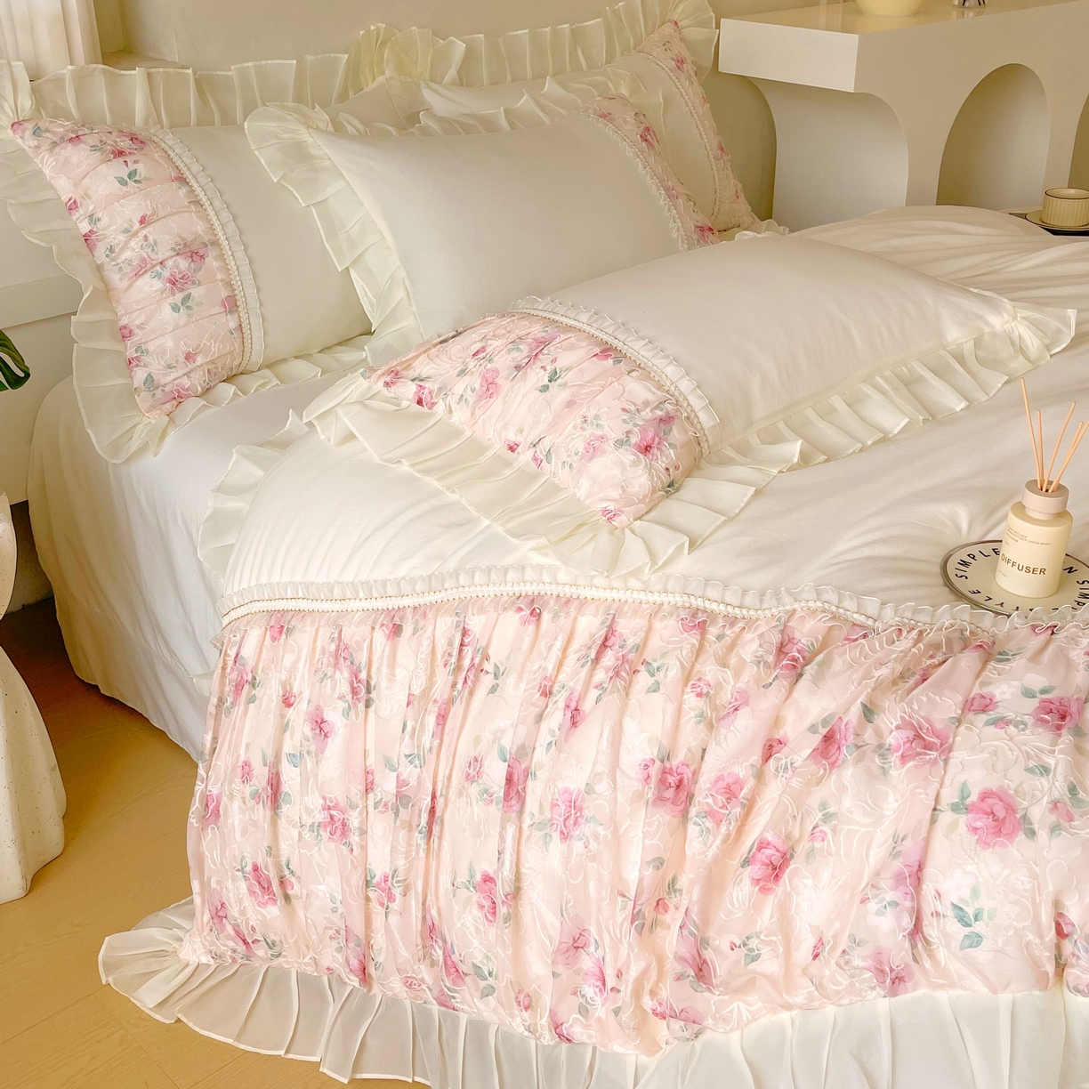 91家纺网 家纺一手货源 找家纺 大麦乐田 2025新款法式少女心水洗糯小棉公主风蕾丝花边四件套 米兰春天-嫩米