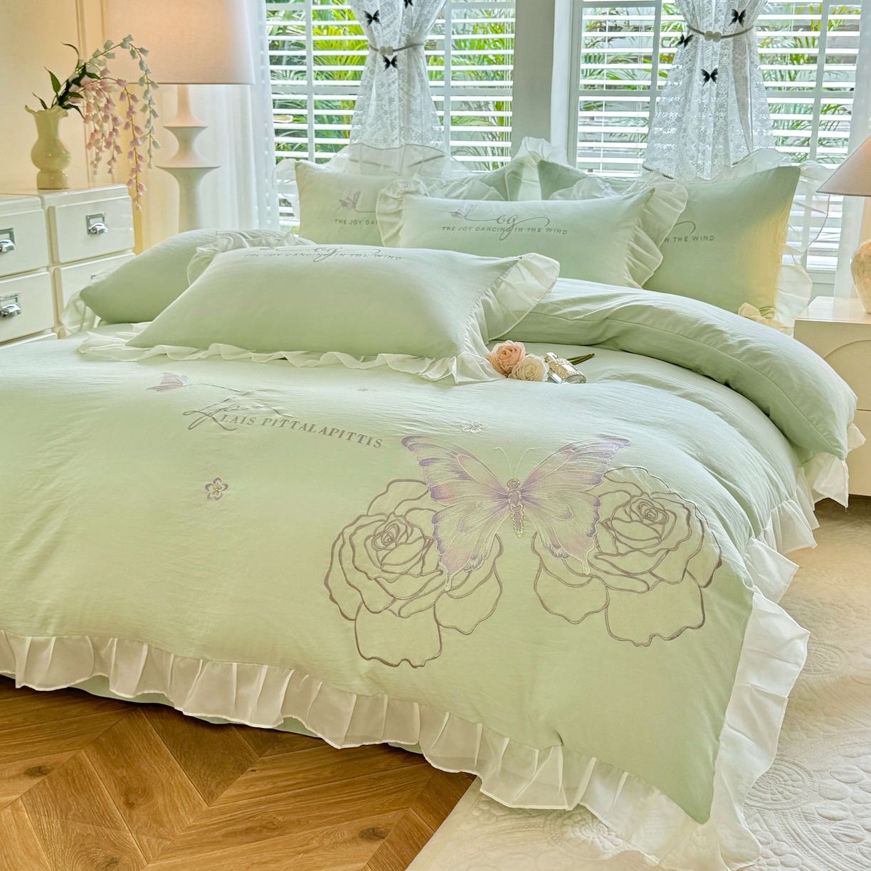 91家纺网 家纺一手货源 找家纺 大麦乐田 2025新款法式少女心水洗公主风贴布绣蕾丝花边四件套 花蝶之恋-嫩绿