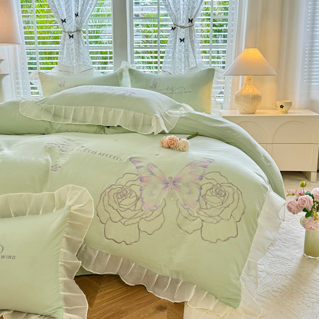 91家纺网 家纺一手货源 找家纺 大麦乐田 2025新款法式少女心水洗公主风贴布绣蕾丝花边四件套 花蝶之恋-嫩绿