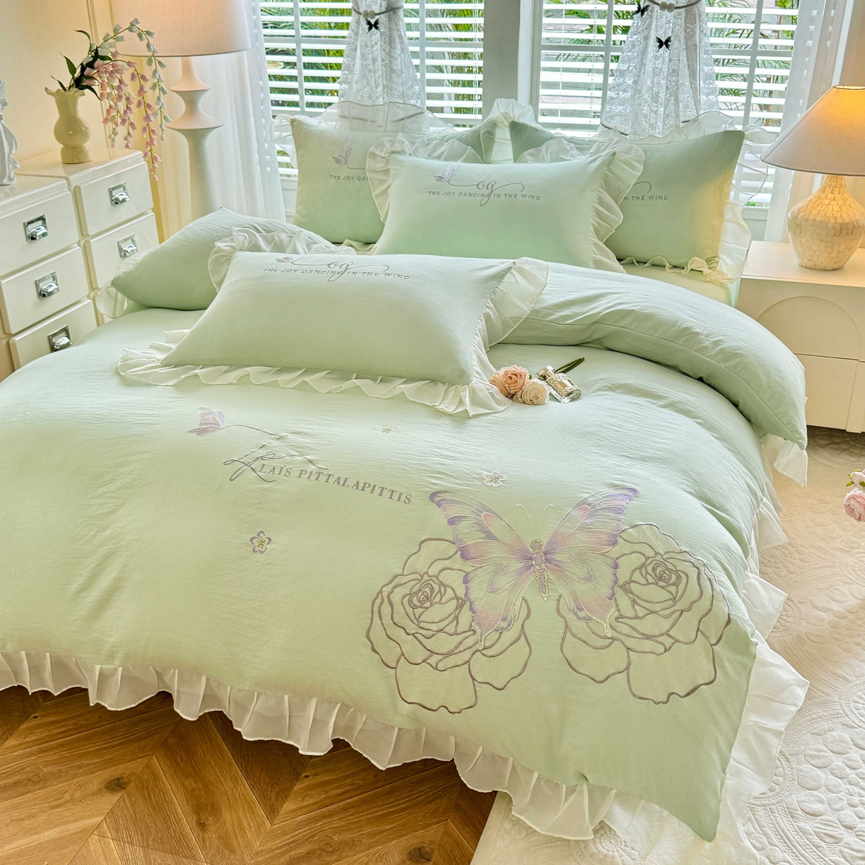 91家纺网 家纺一手货源 找家纺 大麦乐田 2025新款法式少女心水洗公主风贴布绣蕾丝花边四件套 花蝶之恋-嫩绿