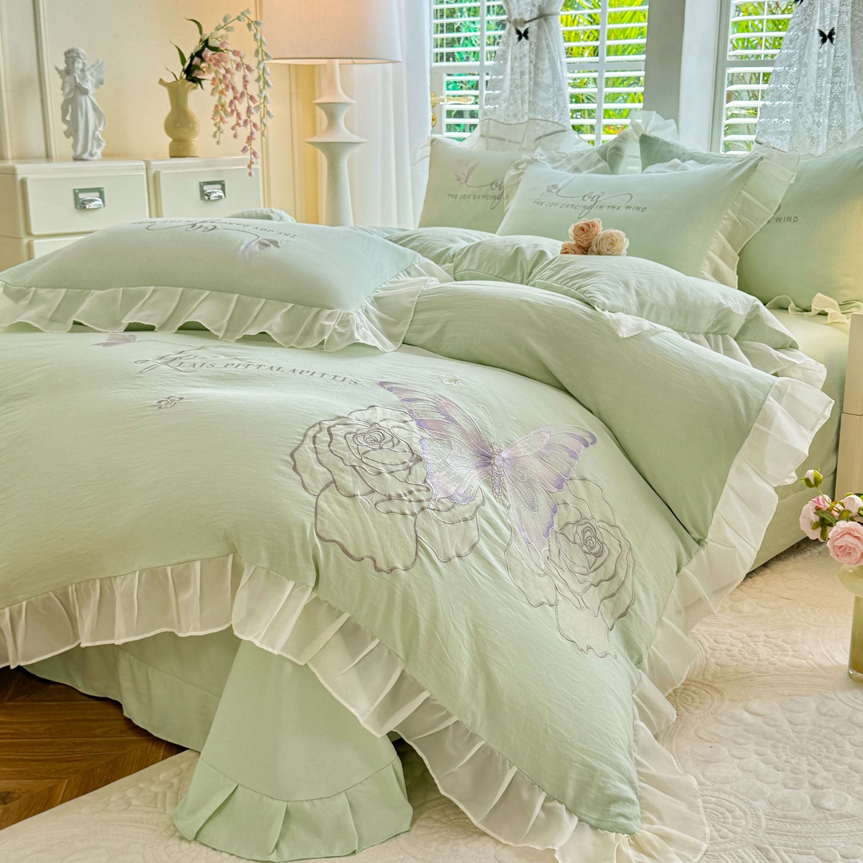 91家纺网 家纺一手货源 找家纺 大麦乐田 2025新款法式少女心水洗公主风贴布绣蕾丝花边四件套 花蝶之恋-嫩绿