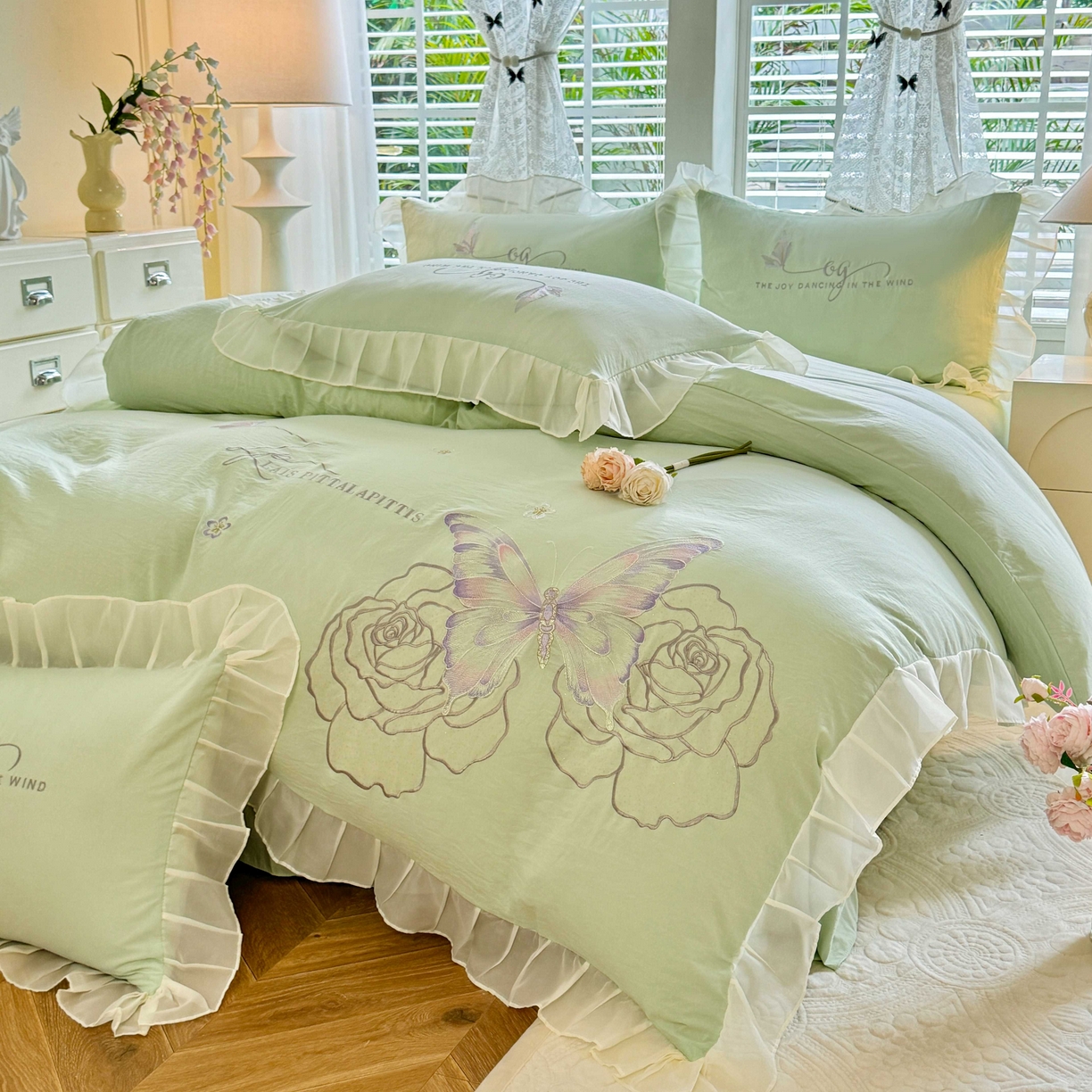 91家纺网 家纺一手货源 找家纺 大麦乐田 2025新款法式少女心水洗公主风贴布绣蕾丝花边四件套 花蝶之恋-嫩绿