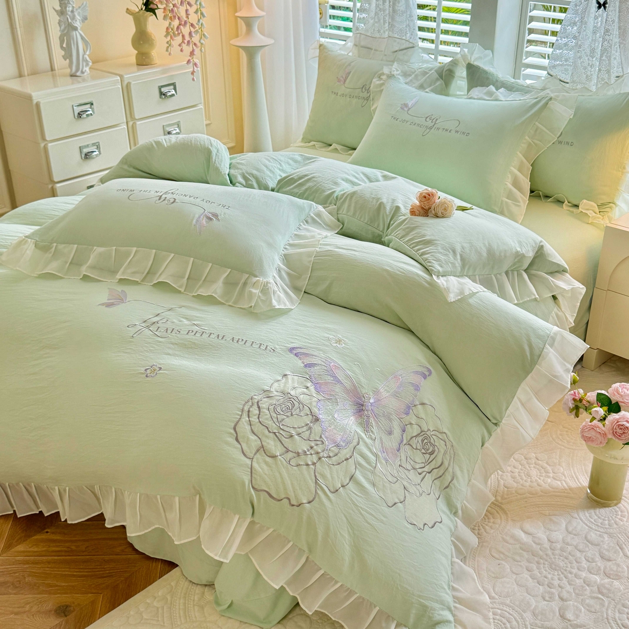 91家纺网 家纺一手货源 找家纺 大麦乐田 2025新款法式少女心水洗公主风贴布绣蕾丝花边四件套 花蝶之恋-嫩绿