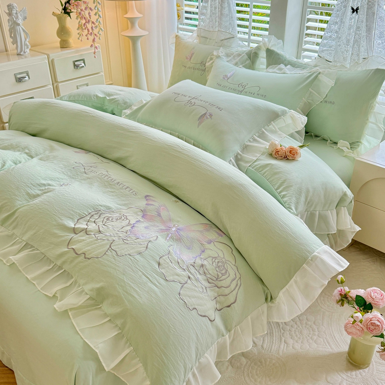 91家纺网 家纺一手货源 找家纺 大麦乐田 2025新款法式少女心水洗公主风贴布绣蕾丝花边四件套 花蝶之恋-嫩绿