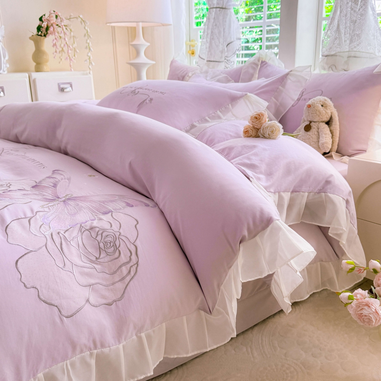 91家纺网 家纺一手货源 找家纺 大麦乐田 2025新款法式少女心水洗公主风贴布绣蕾丝花边四件套 花蝶之恋-嫩紫