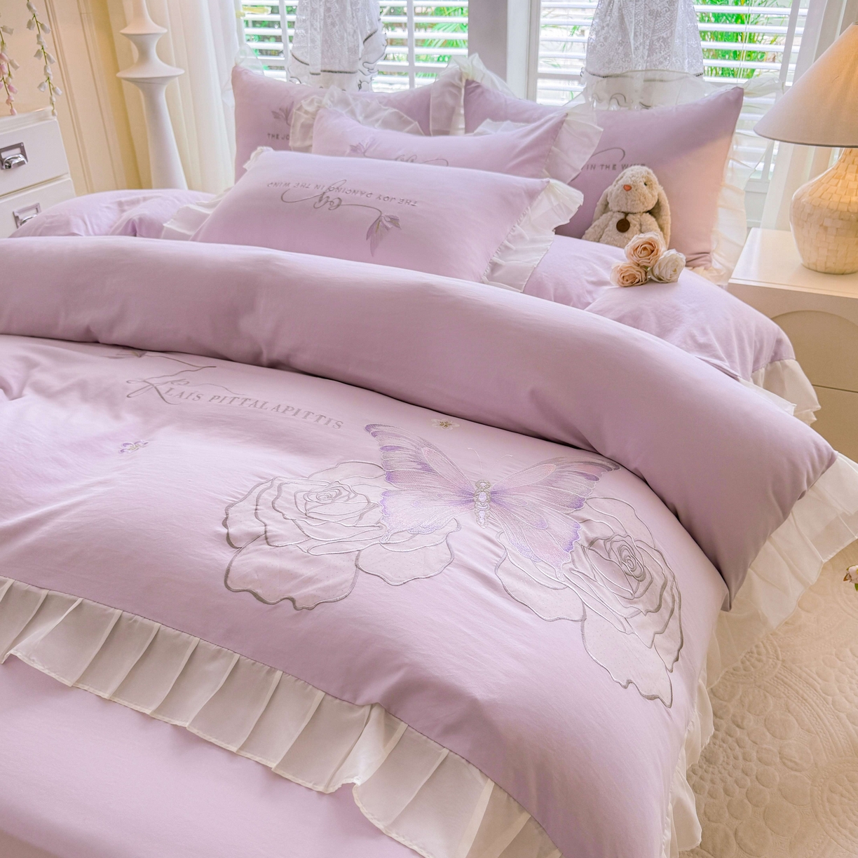 91家纺网 家纺一手货源 找家纺 大麦乐田 2025新款法式少女心水洗公主风贴布绣蕾丝花边四件套 花蝶之恋-嫩紫