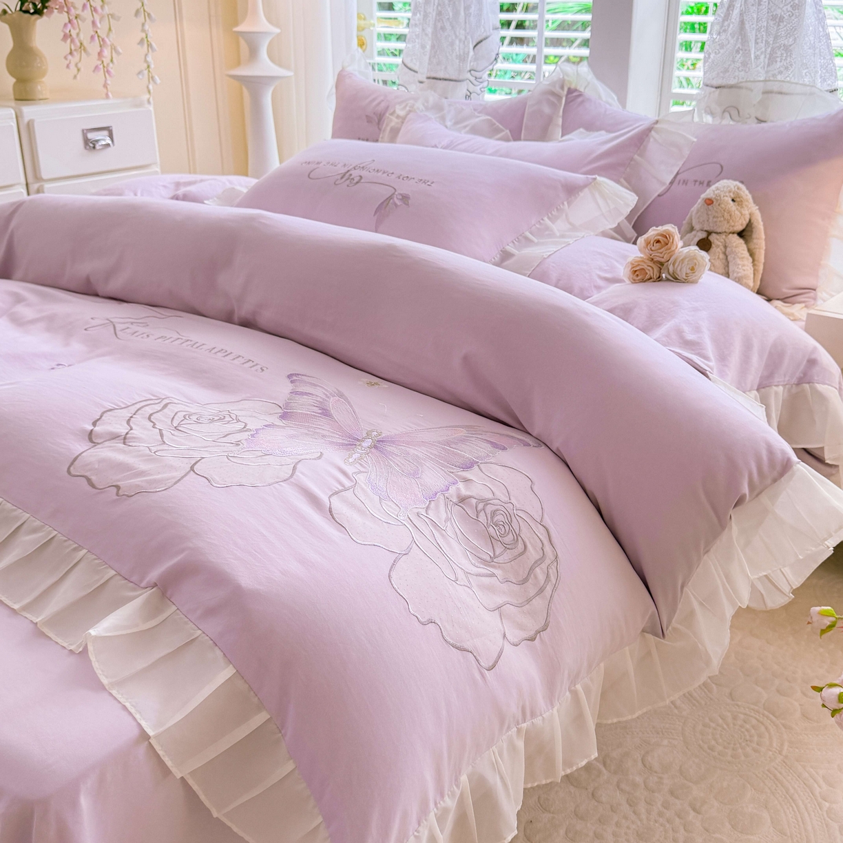 91家纺网 家纺一手货源 找家纺 大麦乐田 2025新款法式少女心水洗公主风贴布绣蕾丝花边四件套 花蝶之恋-嫩紫