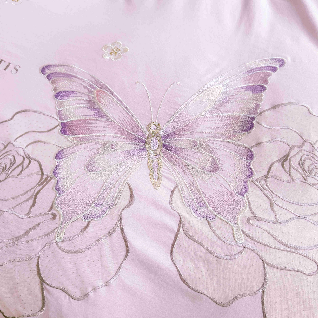 91家纺网 家纺一手货源 找家纺 大麦乐田 2025新款法式少女心水洗公主风贴布绣蕾丝花边四件套 花蝶之恋-嫩紫