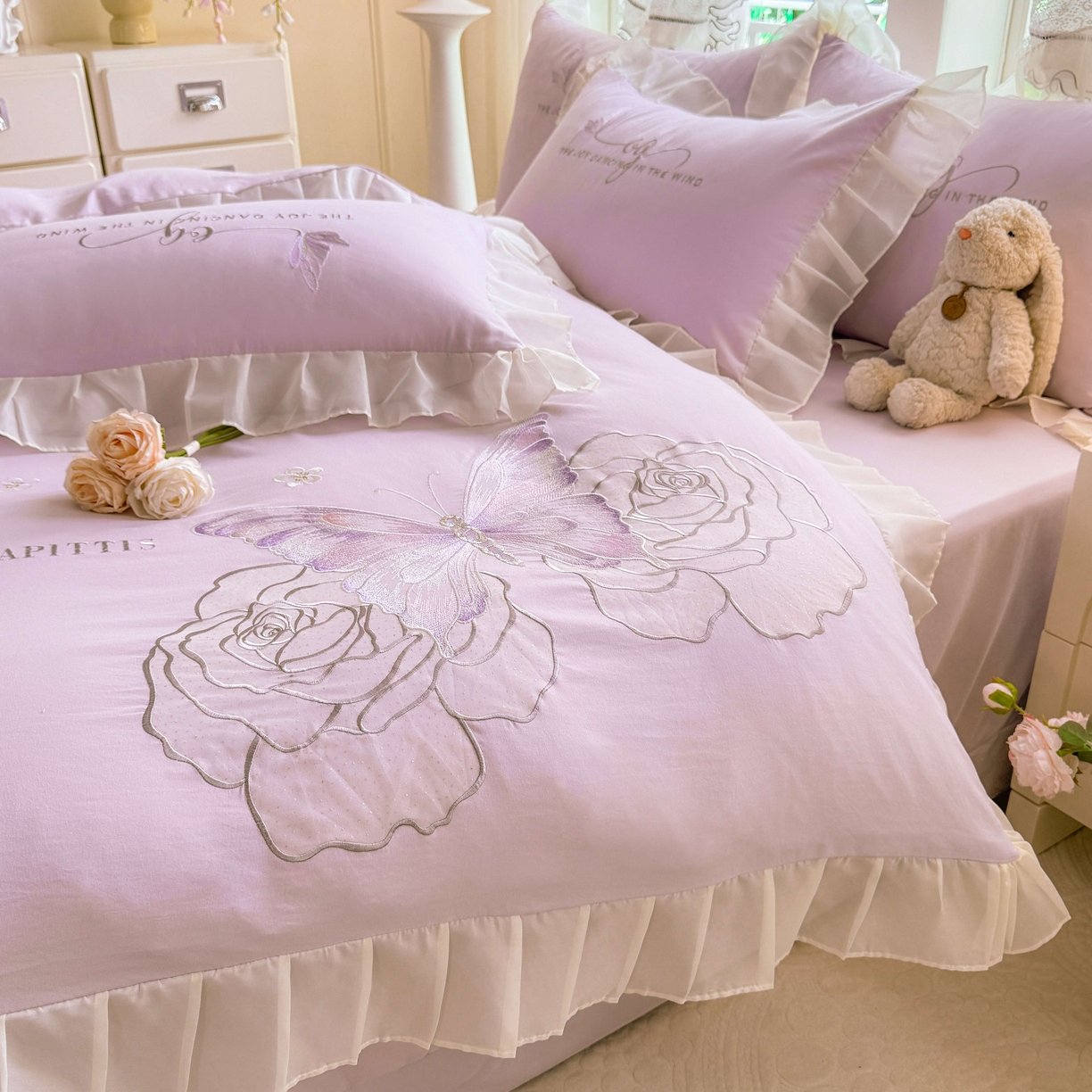 91家纺网 家纺一手货源 找家纺 大麦乐田 2025新款法式少女心水洗公主风贴布绣蕾丝花边四件套 花蝶之恋-嫩紫