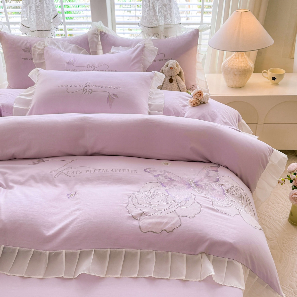 91家纺网 家纺一手货源 找家纺 大麦乐田 2025新款法式少女心水洗公主风贴布绣蕾丝花边四件套 花蝶之恋-嫩紫