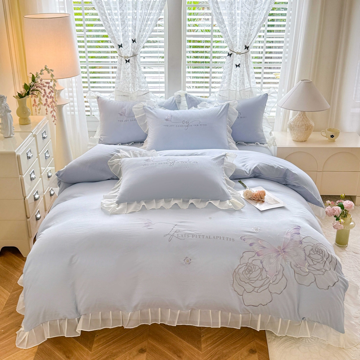 91家纺网 家纺一手货源 找家纺 大麦乐田 2025新款法式少女心水洗公主风贴布绣蕾丝花边四件套 花蝶之恋-浅兰