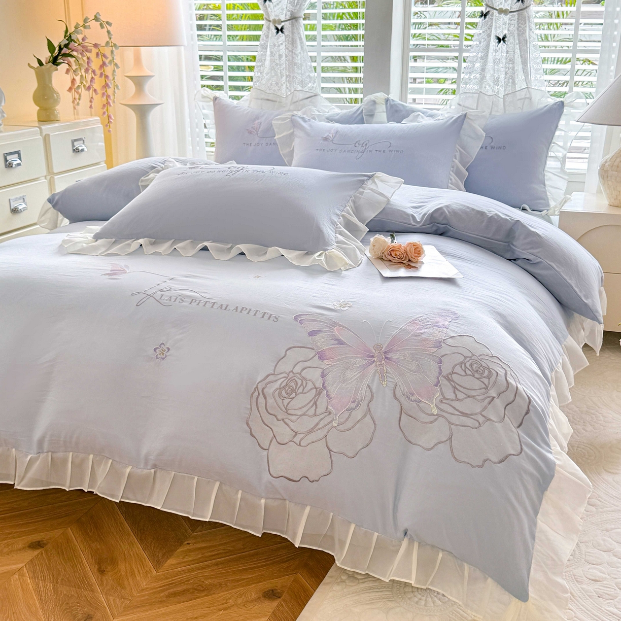 91家纺网 家纺一手货源 找家纺 大麦乐田 2025新款法式少女心水洗公主风贴布绣蕾丝花边四件套 花蝶之恋-浅兰