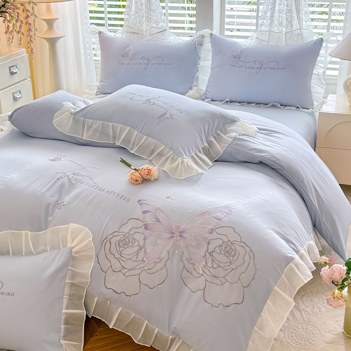 91家纺网 家纺一手货源 找家纺 大麦乐田 2025新款法式少女心水洗公主风贴布绣蕾丝花边四件套 花蝶之恋-浅兰