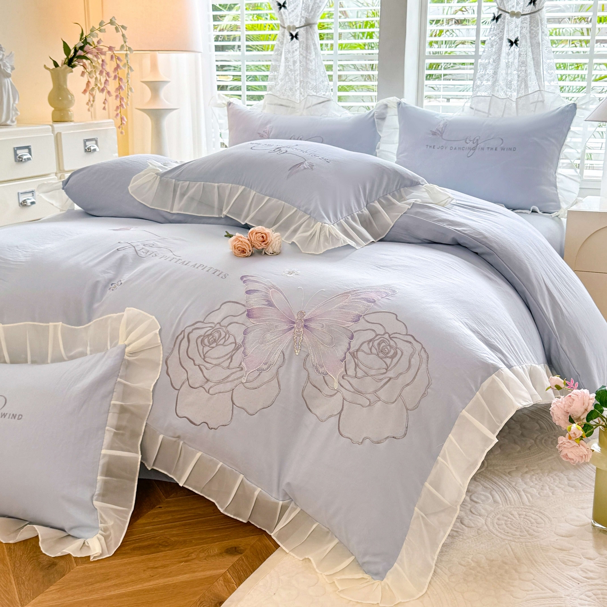 91家纺网 家纺一手货源 找家纺 大麦乐田 2025新款法式少女心水洗公主风贴布绣蕾丝花边四件套 花蝶之恋-浅兰