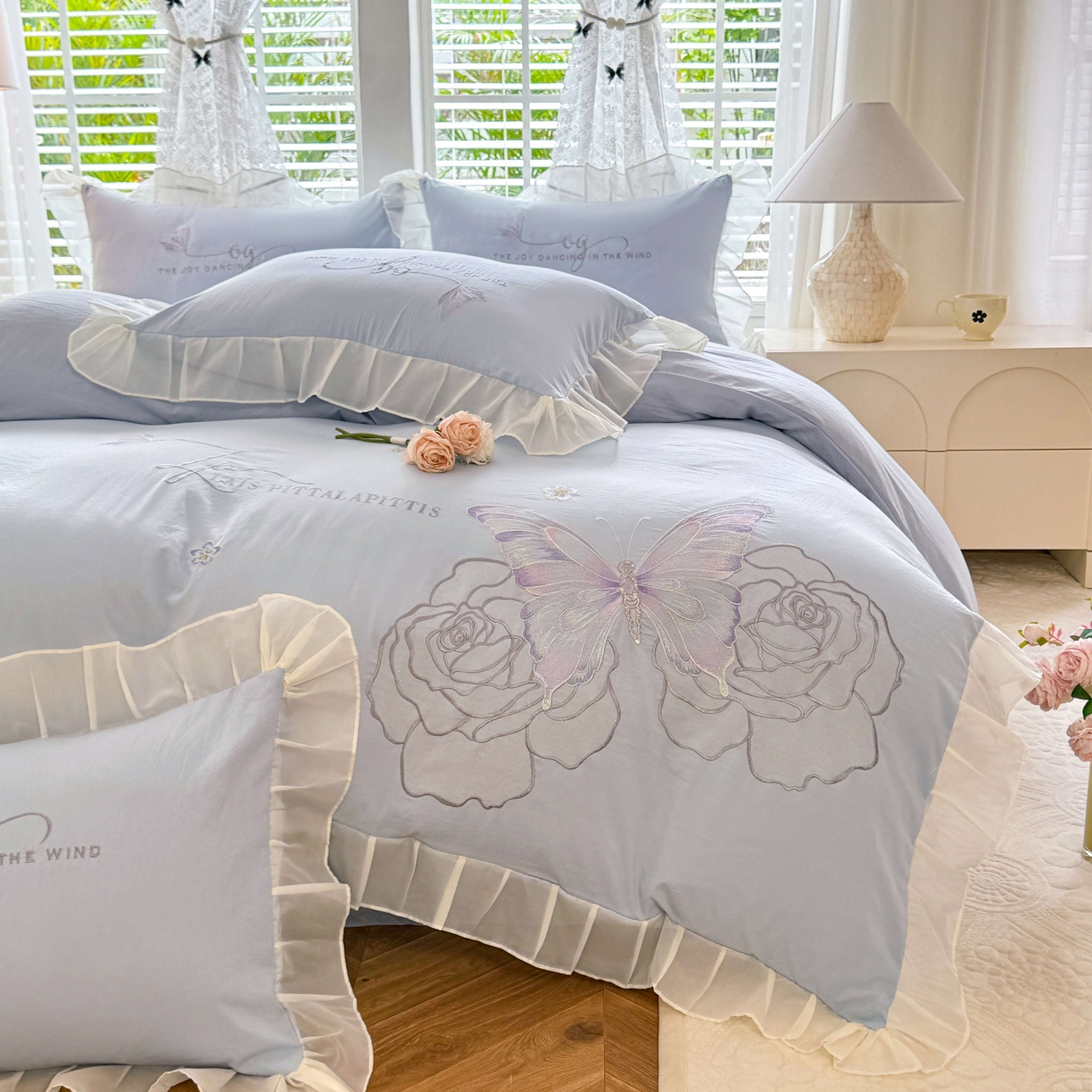 91家纺网 家纺一手货源 找家纺 大麦乐田 2025新款法式少女心水洗公主风贴布绣蕾丝花边四件套 花蝶之恋-浅兰