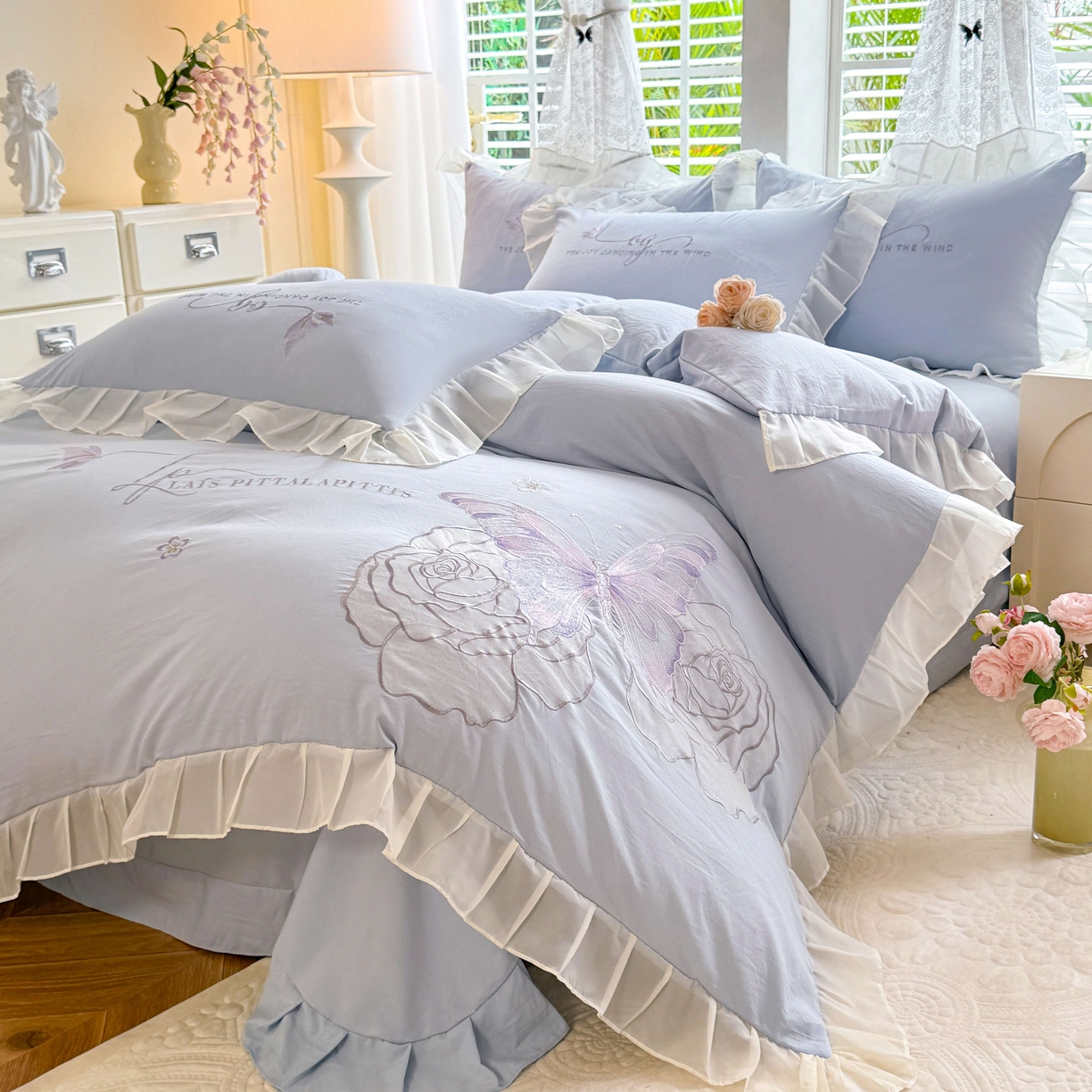 91家纺网 家纺一手货源 找家纺 大麦乐田 2025新款法式少女心水洗公主风贴布绣蕾丝花边四件套 花蝶之恋-浅兰