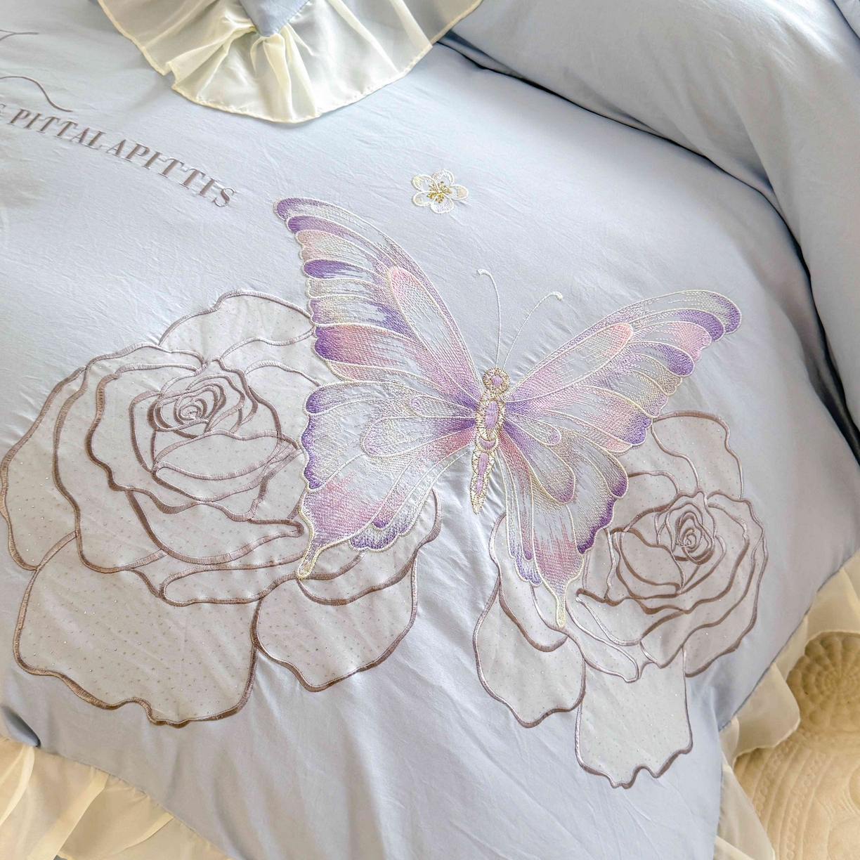 91家纺网 家纺一手货源 找家纺 大麦乐田 2025新款法式少女心水洗公主风贴布绣蕾丝花边四件套 花蝶之恋-浅兰