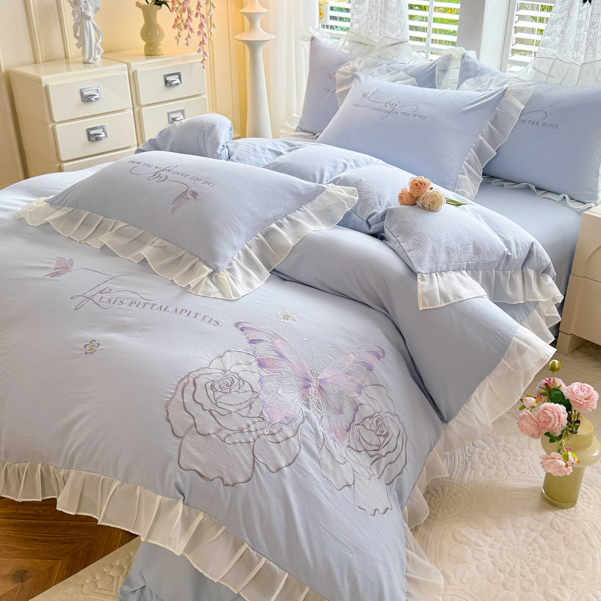 91家纺网 家纺一手货源 找家纺 大麦乐田 2025新款法式少女心水洗公主风贴布绣蕾丝花边四件套 花蝶之恋-浅兰