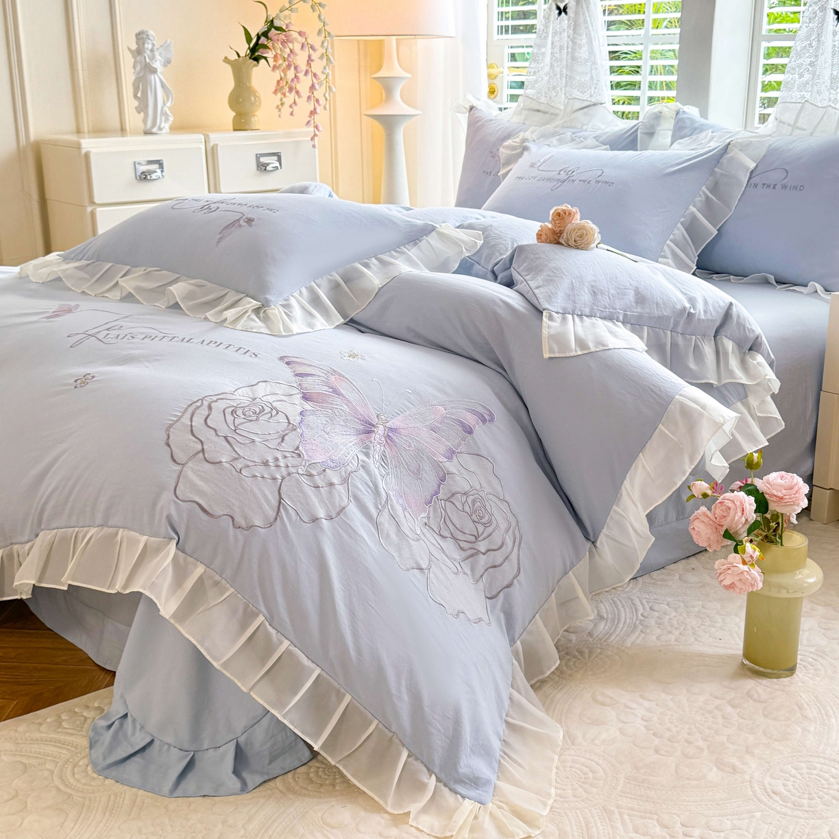 91家纺网 家纺一手货源 找家纺 大麦乐田 2025新款法式少女心水洗公主风贴布绣蕾丝花边四件套 花蝶之恋-浅兰