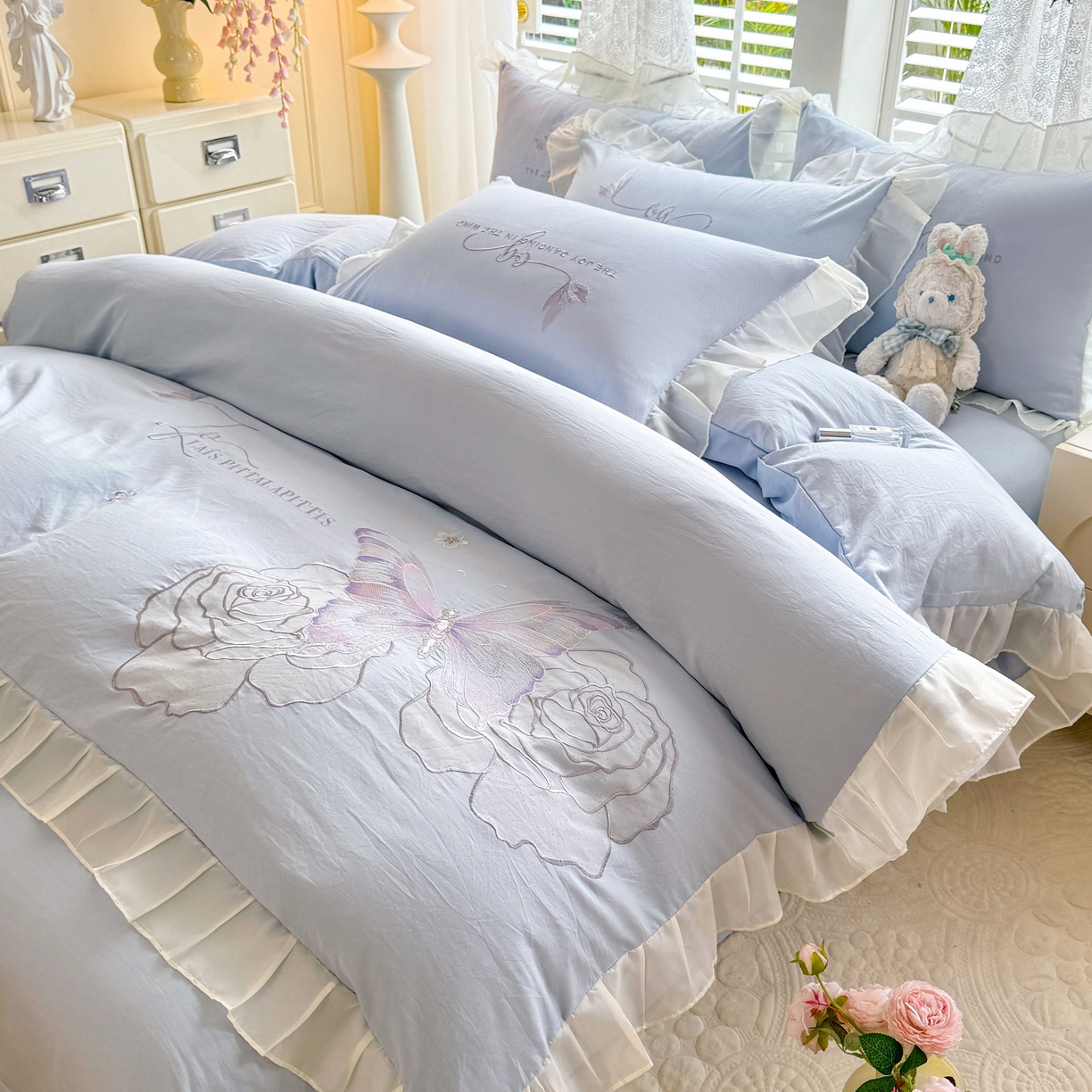 91家纺网 家纺一手货源 找家纺 大麦乐田 2025新款法式少女心水洗公主风贴布绣蕾丝花边四件套 花蝶之恋-浅兰