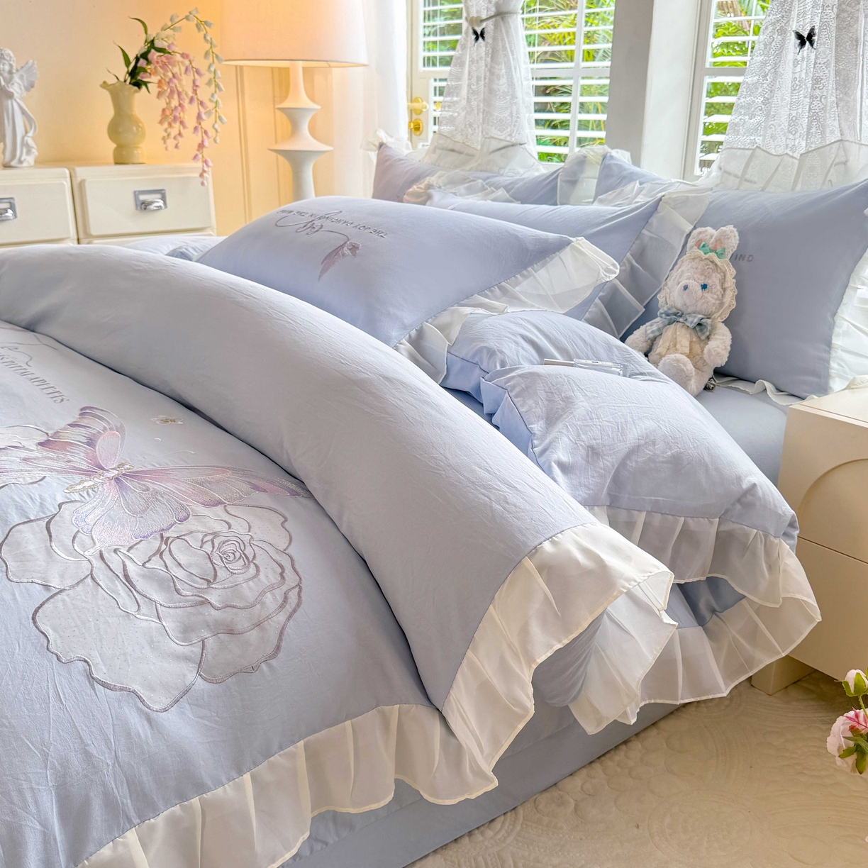 91家纺网 家纺一手货源 找家纺 大麦乐田 2025新款法式少女心水洗公主风贴布绣蕾丝花边四件套 花蝶之恋-浅兰