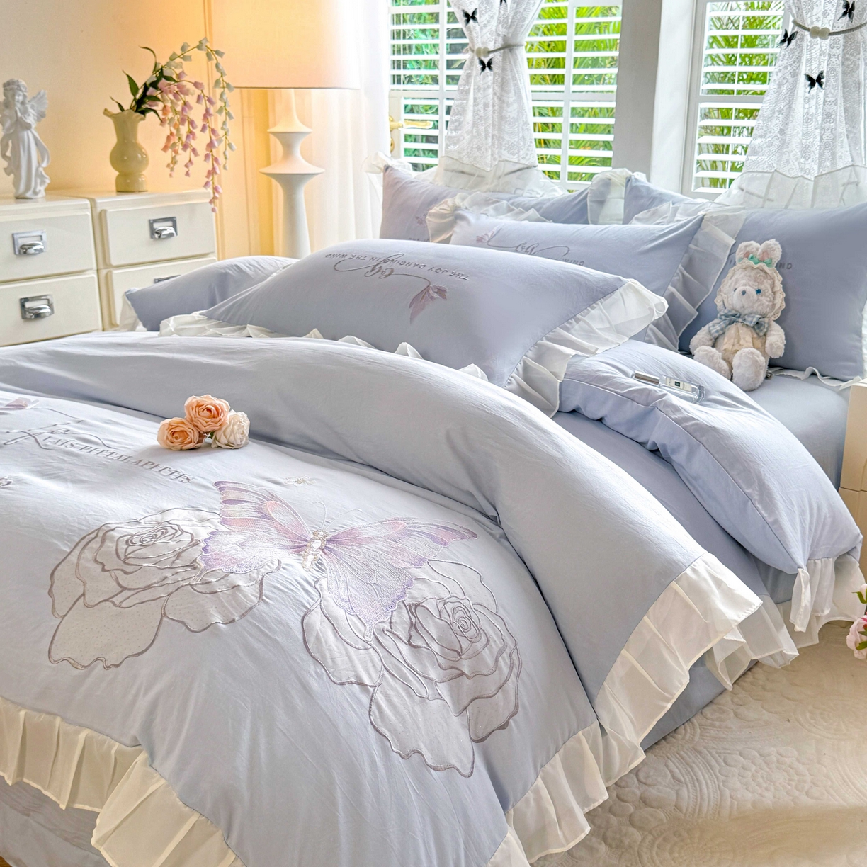 91家纺网 家纺一手货源 找家纺 大麦乐田 2025新款法式少女心水洗公主风贴布绣蕾丝花边四件套 花蝶之恋-浅兰