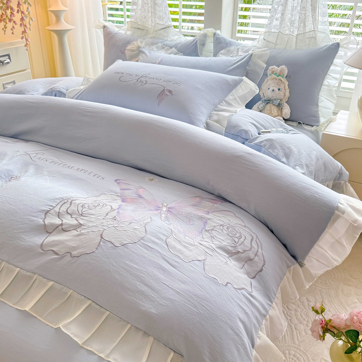 91家纺网 家纺一手货源 找家纺 大麦乐田 2025新款法式少女心水洗公主风贴布绣蕾丝花边四件套 花蝶之恋-浅兰