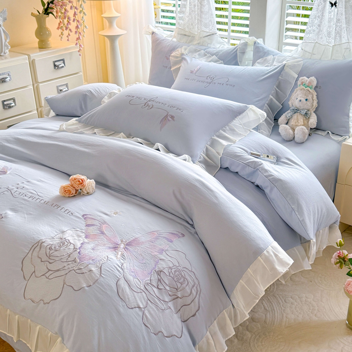 91家纺网 家纺一手货源 找家纺 大麦乐田 2025新款法式少女心水洗公主风贴布绣蕾丝花边四件套 花蝶之恋-浅兰