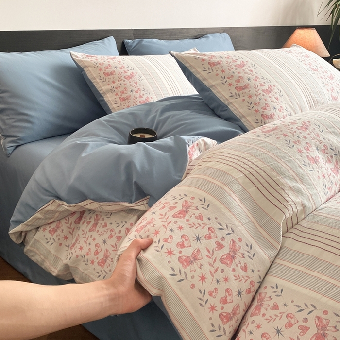 91家纺网 家纺一手货源 找家纺 言一 2025秋冬新品A类60S新疆长绒棉纯棉陶瓷轻磨毛四件套水洗棉提花全棉床单被套 蝶栩-粉蓝色