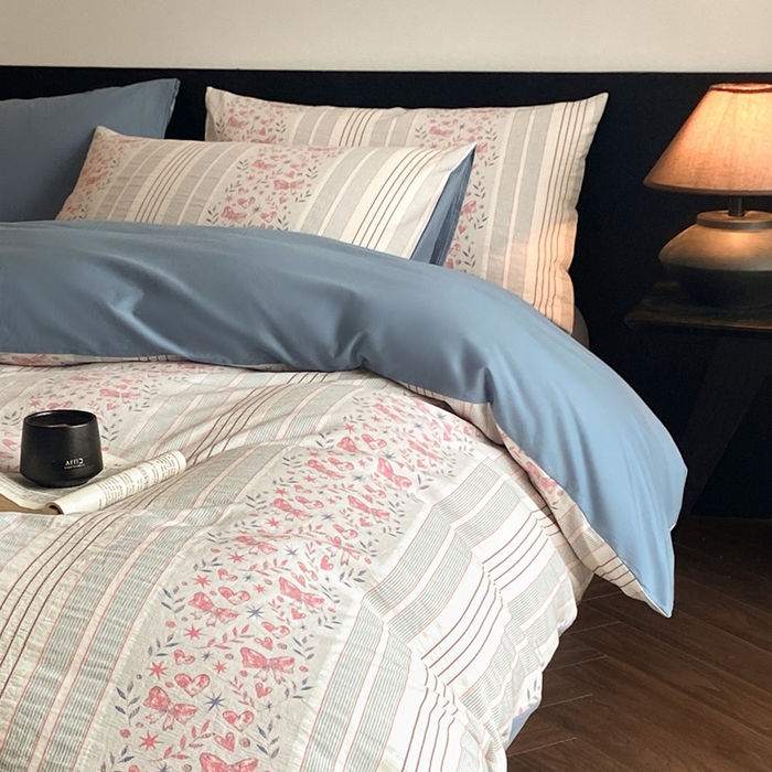 91家纺网 家纺一手货源 找家纺 言一 2025秋冬新品A类60S新疆长绒棉纯棉陶瓷轻磨毛四件套水洗棉提花全棉床单被套 蝶栩-粉蓝色