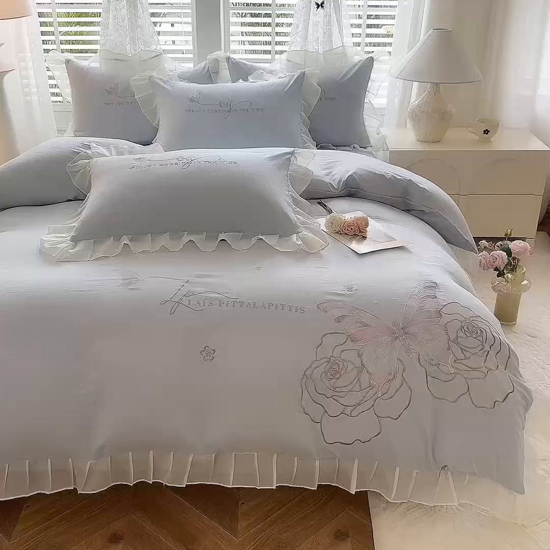 91家纺网 家纺一手货源 找家纺 大麦乐田 2025新款法式少女心水洗公主风贴布绣蕾丝花边四件套 花蝶之恋-浅兰