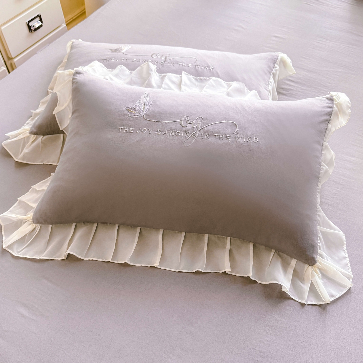 91家纺网 家纺一手货源 找家纺 大麦乐田 2025新款法式少女心水洗公主风贴布绣蕾丝花边四件套 花蝶之恋-绅士灰