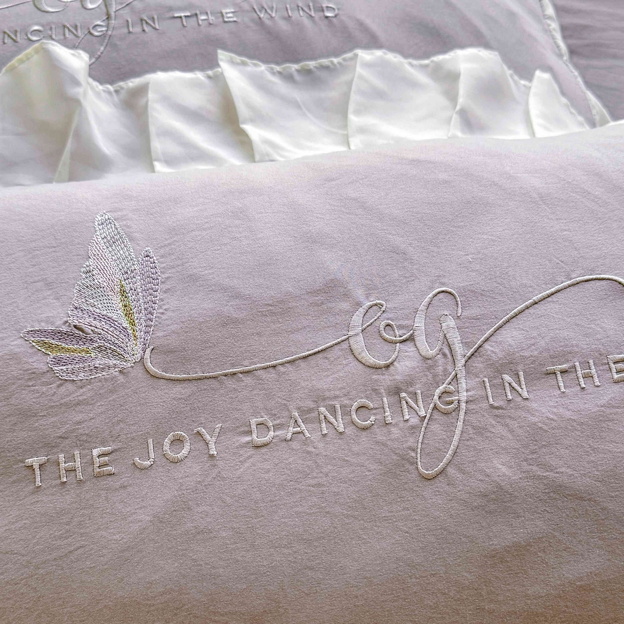 91家纺网 家纺一手货源 找家纺 大麦乐田 2025新款法式少女心水洗公主风贴布绣蕾丝花边四件套 花蝶之恋-绅士灰