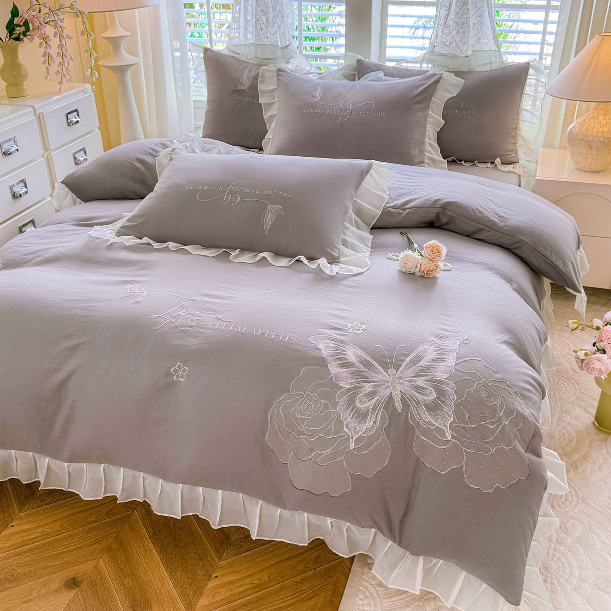 91家纺网 家纺一手货源 找家纺 大麦乐田 2025新款法式少女心水洗公主风贴布绣蕾丝花边四件套 花蝶之恋-绅士灰